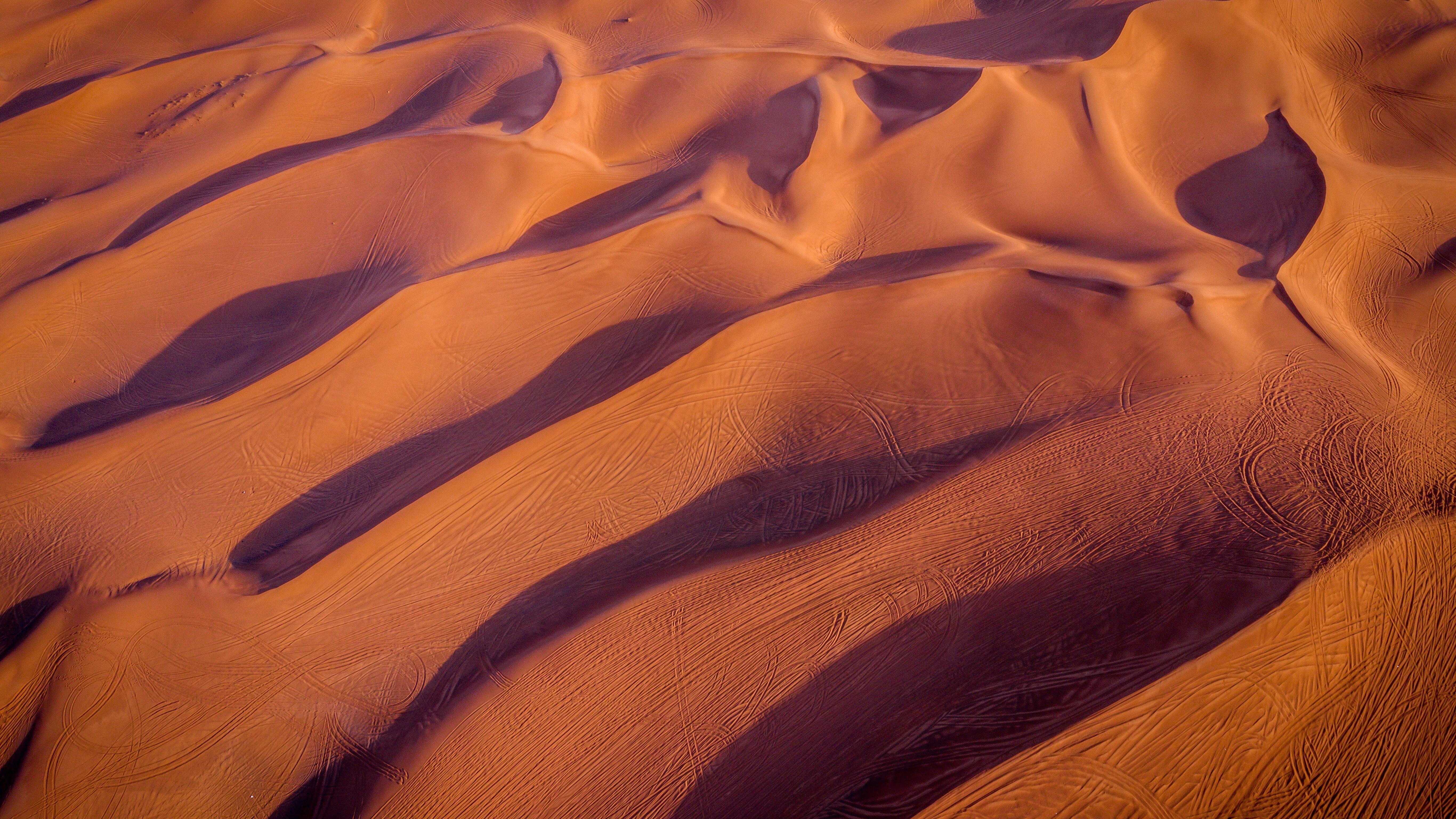 Eine Wüste mit rötlichem Sand